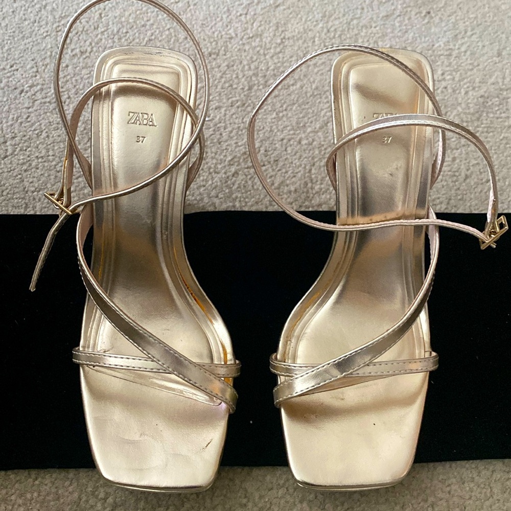 Zara gold platform